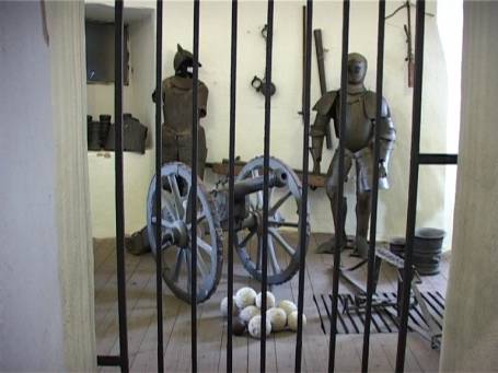 Krefeld : Wasserburg Linn, Innenräume, Waffenarsenal und Ritterausrüstung